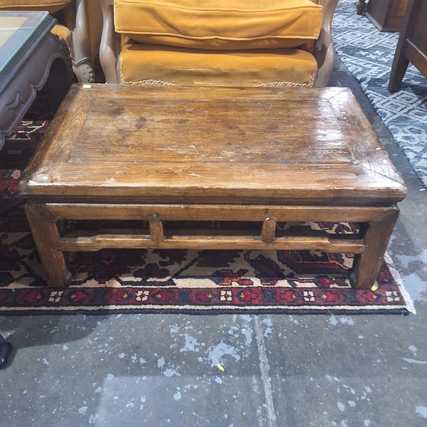 Lot 68 - CHINOISERIE TABLE