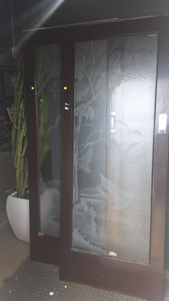Lot 385 - SLIDING DOORS