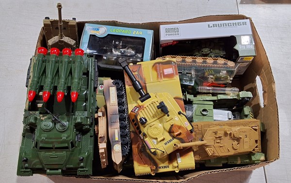 Lot 1465 - TOY TANKS