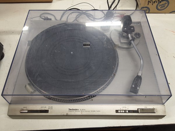 Lot 1392 - TURNTABLE