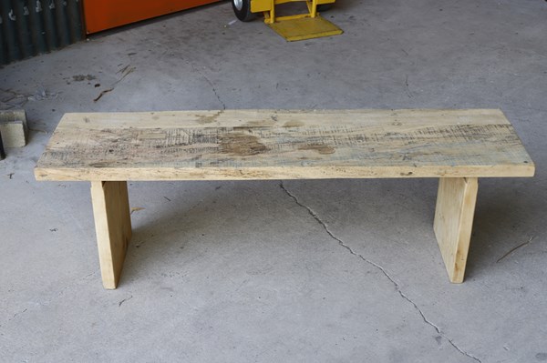 Lot 113 - COFFEE TABLE/BENCH