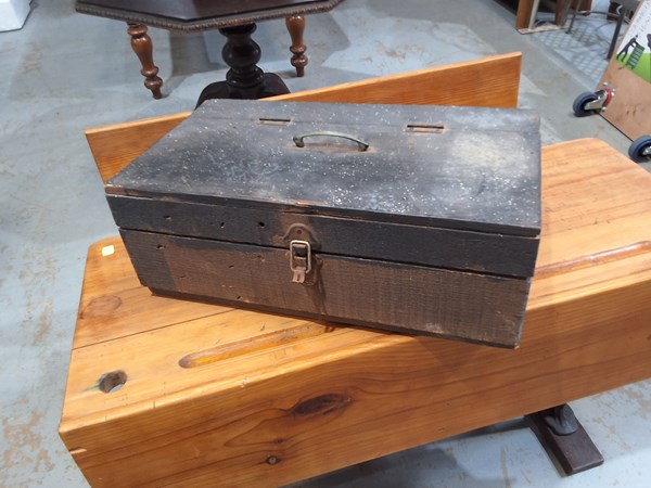 Lot 211 - TOOL BOX