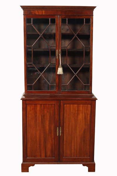 Lot 16 - PETITE BOOKCASE