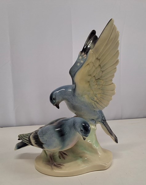 Lot 1284 - BIRD GROUP FIGURINE