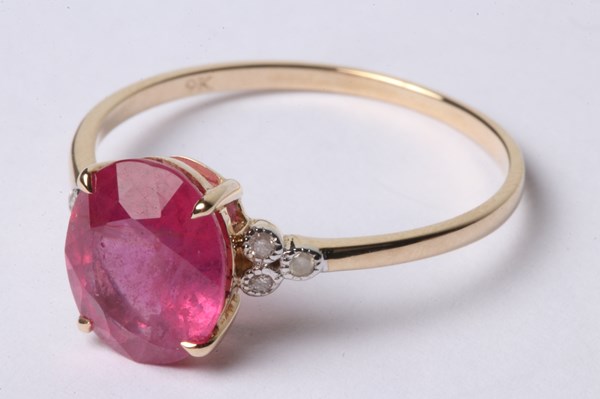 Lot 1057 - GOLD RUBY RING