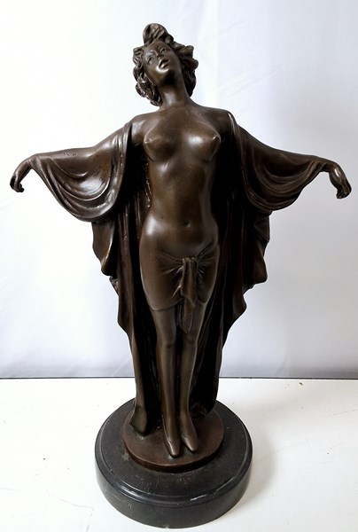 Lot 1219 - BRONZE FIGURE