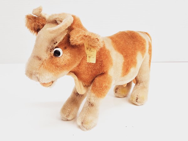 Lot 1267 - STEIFF COW