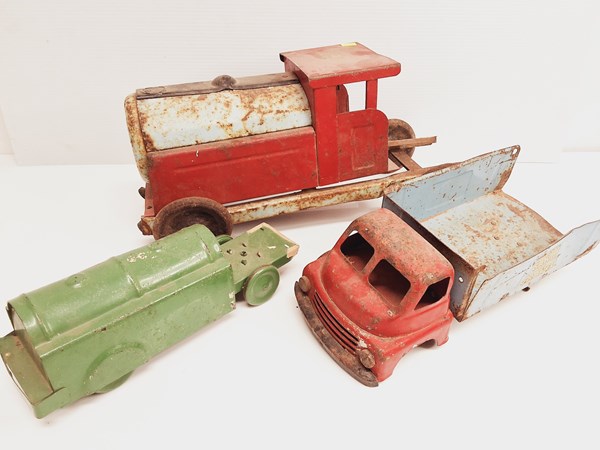 Lot 1284 - VINTAGE TIN TOYS