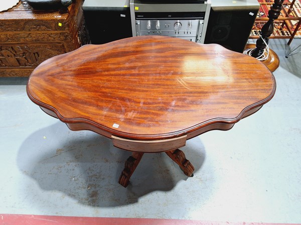 Lot 28 - TABLE