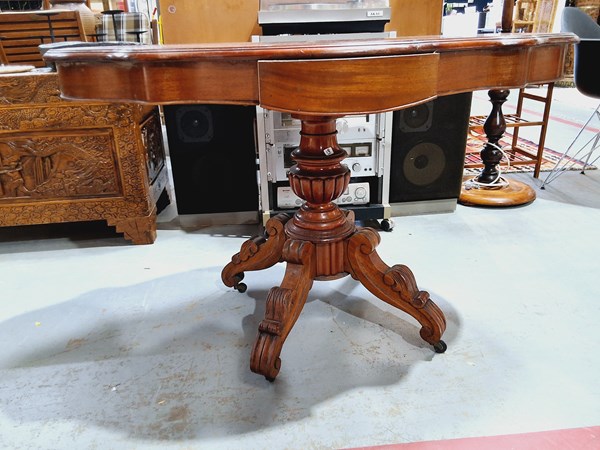 Lot 28 - TABLE