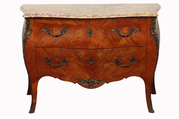 Lot 6 - BOMBE COMMODE