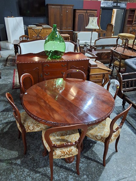 Lot 213 - DINING SUITE