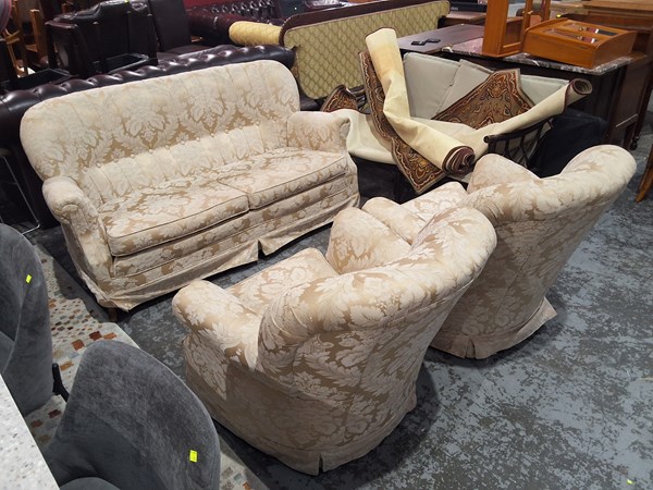 Lot 129 - LOUNGE SUITE