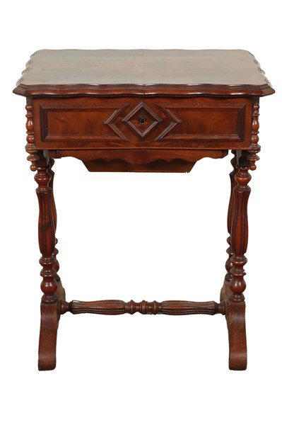 Lot 150 - SEWING WORK TABLE