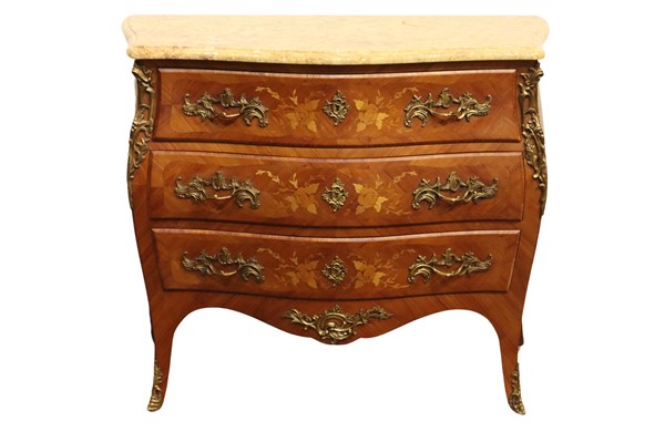 Lot 197 - BOMBE COMMODE