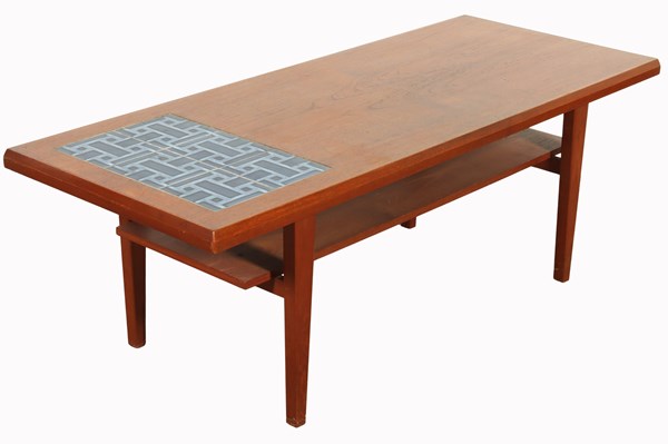 Lot 77 - LOUNGE TABLE
