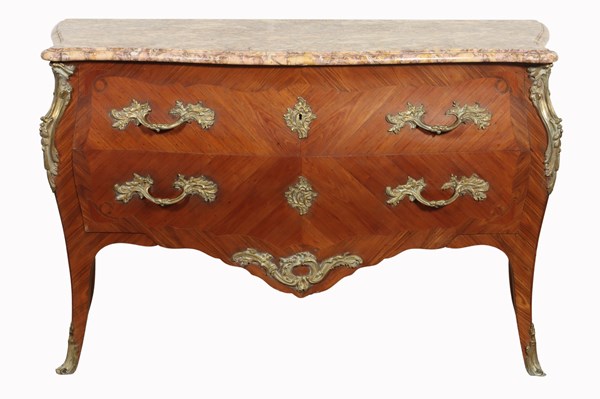 Lot 124 - BOMBE COMMODE