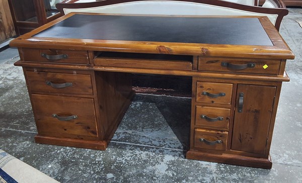 Lot 136 - PEDESTAL DESK