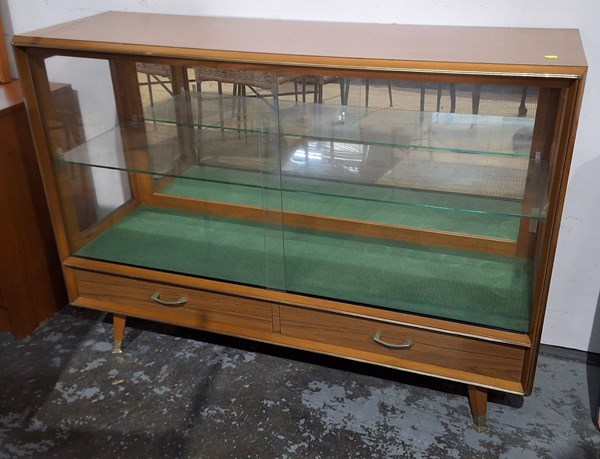 Lot 28 - DISPLAY CABINET