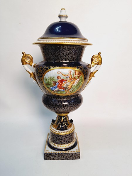 Lot 1232 - VASE