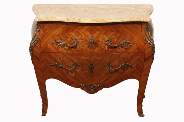 Lot 129 - BOMBE COMMODE