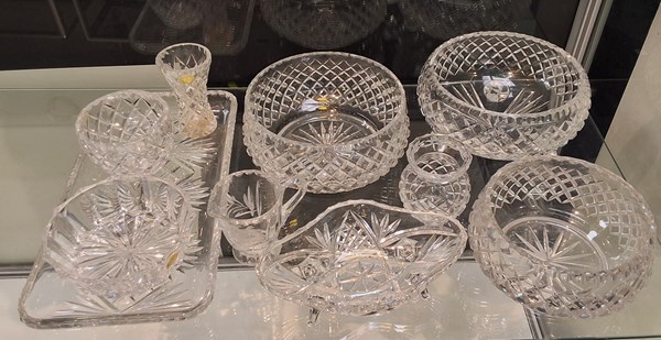 Lot 1322 - CRYSTAL & GLASSWARE
