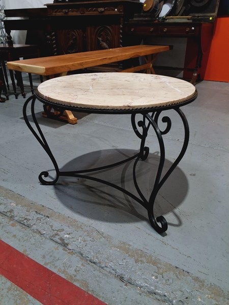 Lot 237 - COFFEE TABLE