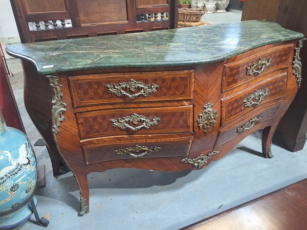 Lot 244 - BOMBE COMMODE