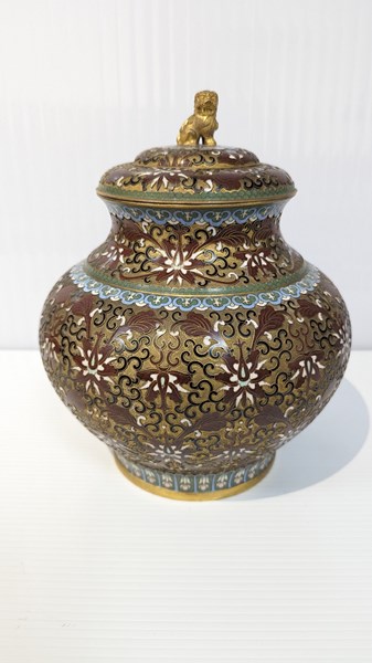 Lot 1184 - LIDDED URN