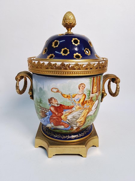 Lot 1113 - LIDDED JAR