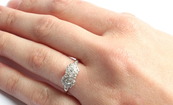 Lot 1017 - DIAMOND RING