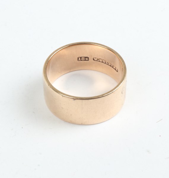 Lot 1020 - GOLD RING