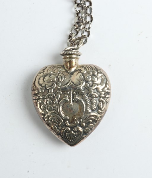 Lot 1028 - SILVER SCENT PENDANT