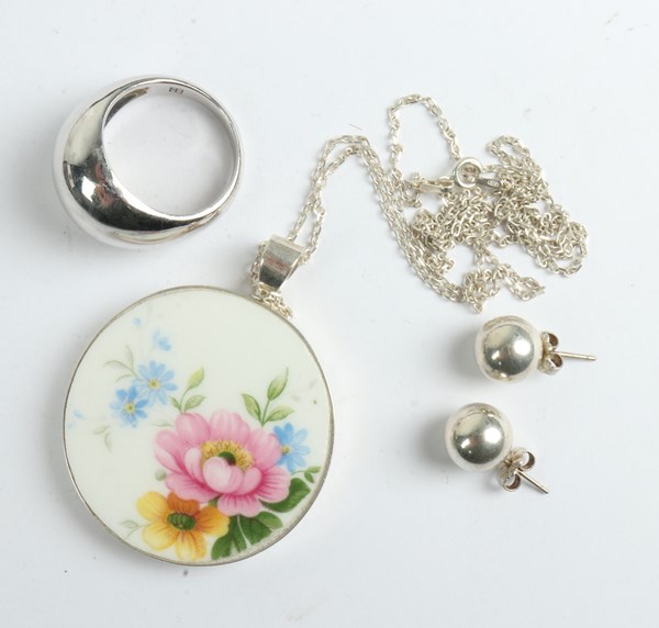 Lot 1024 - SILVER JEWELLERY