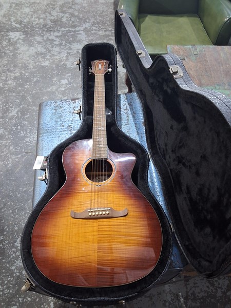 Lot 137 - GUITAR