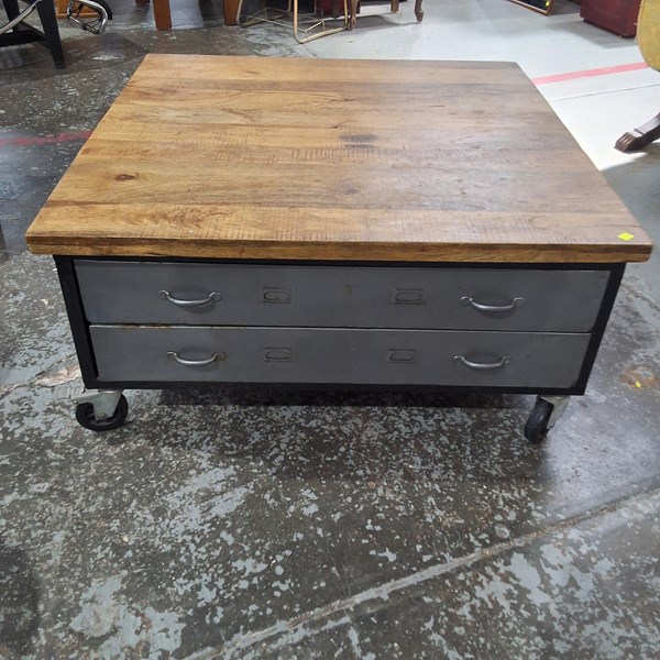 Lot 163 - COFFEE TABLE