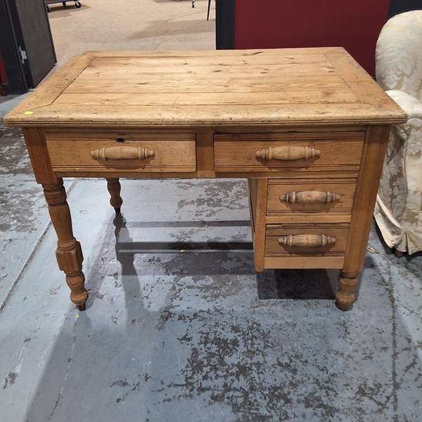 Lot 14 - DESK