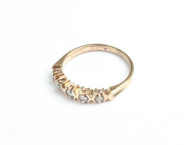 Lot 1004 - DIAMOND RING