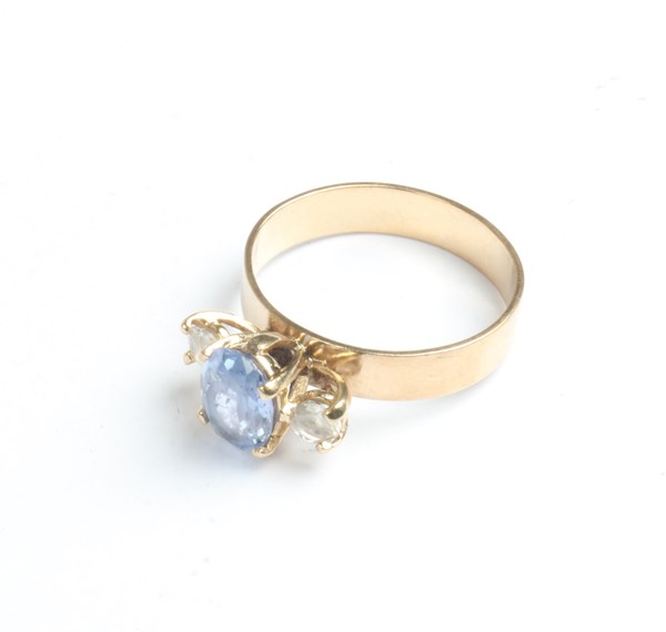 Lot 1007 - GOLD RING