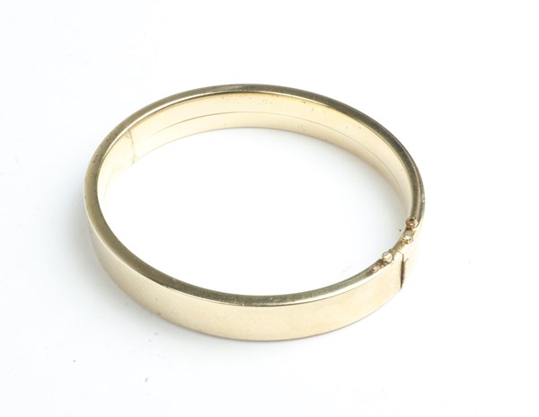 Lot 1013 - GOLD BANGLE