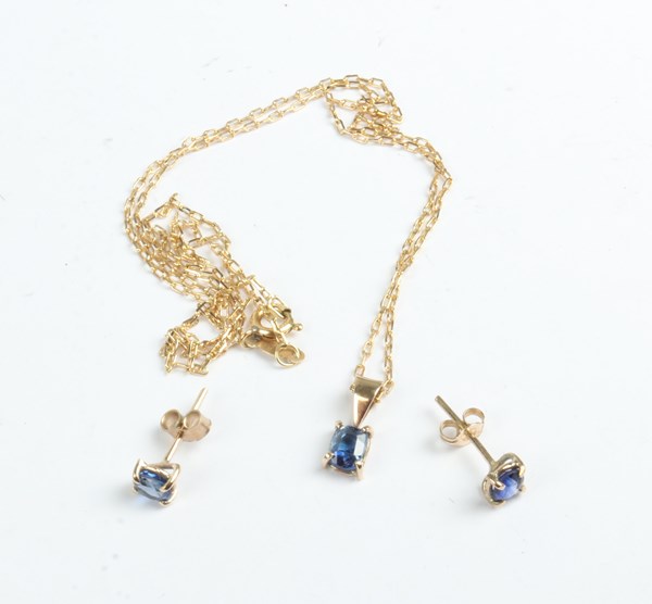 Lot 1011 - JEWELLERY SUITE