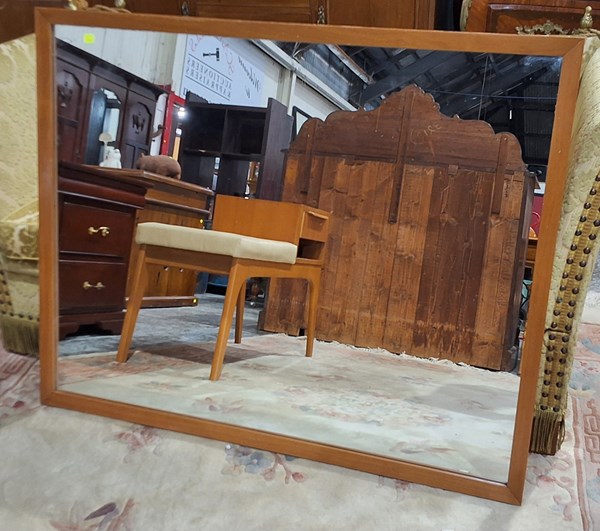 Lot 26 - WALL MIRROR