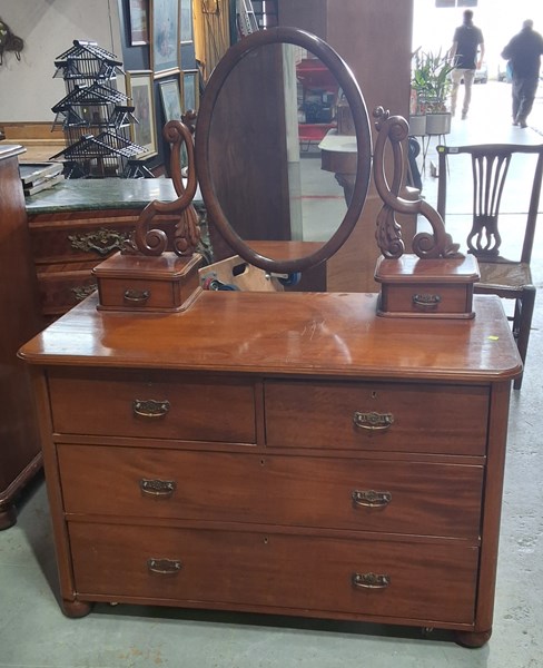 Lot 253 - DRESSING TABLE