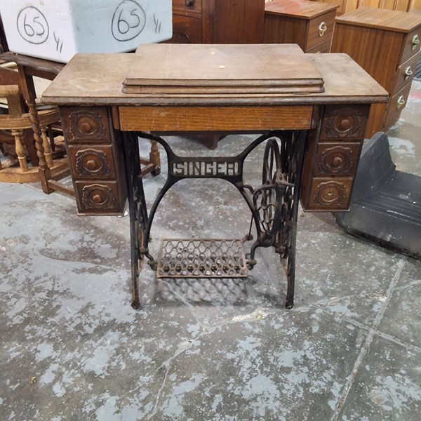 Lot 89 - SEWING MACHINE