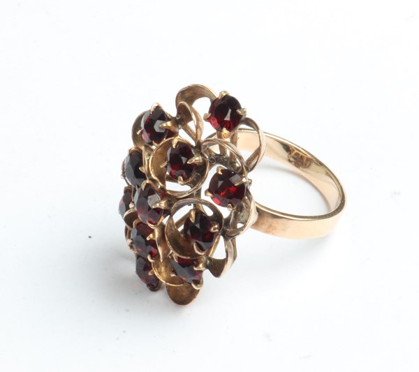 Lot 1006 - GOLD RING