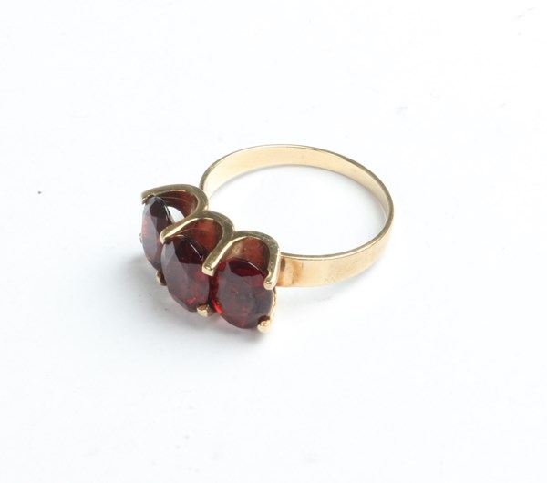 Lot 1005 - GOLD RING
