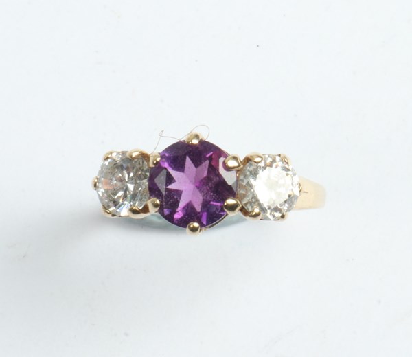 Lot 1009 - GOLD RING