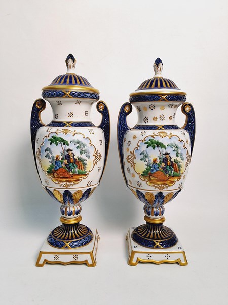 Lot 1233 - MANTLE URNS