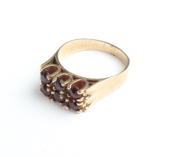 Lot 1016 - GOLD RING