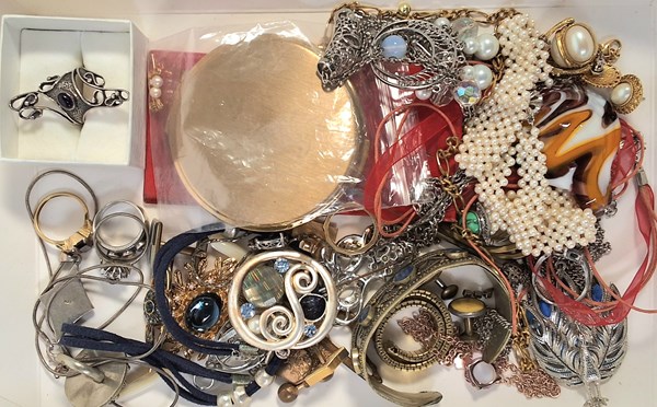 Lot 1075 - JEWELLERY